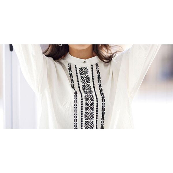 BELLUNA（ベルーナ）の「センターを飾る幾何柄刺しゅうブラウス（ブラウス）」｜詳細画像