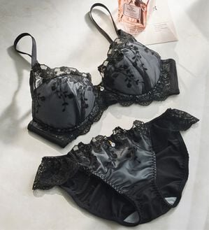 YU'NOW（ユナウ）の「ぷるるん谷間のノンワイヤーブラ＆ショーツ（ブラジャー＆ショーツセット）」｜ブラック系ヌーディレース