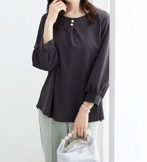 BELLUNA（ベルーナ）の「カットジョーゼットパールボタン付ブラウス（ブラウス）」｜チャコール