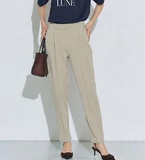 Pierrot（ピエロ）の「【選べる丈】高見えすっきりテーパードパンツ（フルレングスパンツ）」｜グレージュ