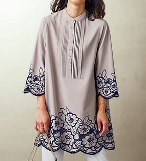 BELLUNA（ベルーナ）の「配色カットワーク刺しゅう使いチュニック（チュニック）」｜ローズグレー