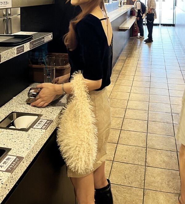 GeeRA（ジーラ）の「ベロアバックオープンカットソー（カットソー）」｜詳細画像