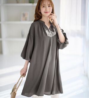 alotta（アロッタ）の「パフ袖とろみブラウスチュニックワンピース（チュニックワンピース）」｜チャコール