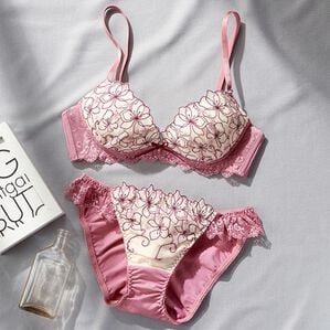 YU'NOW（ユナウ）の「ぷるるん谷間のノンワイヤーブラ＆ショーツ（ブラジャー＆ショーツセット）」｜ピンク系フラワーラメレース