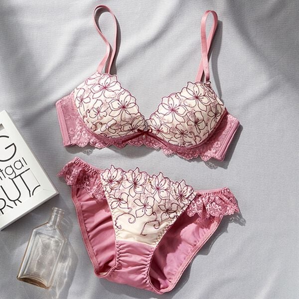 YU'NOW（ユナウ）の「ぷるるん谷間のノンワイヤーブラ＆ショーツ（ブラジャー＆ショーツセット）」｜ピンク系フラワーラメレース