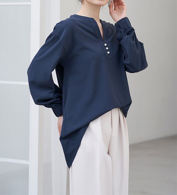RANAN（ラナン）の「3つの機能付！パール調ボタン付スキッパーブラウス（ブラウス）」｜ネイビー