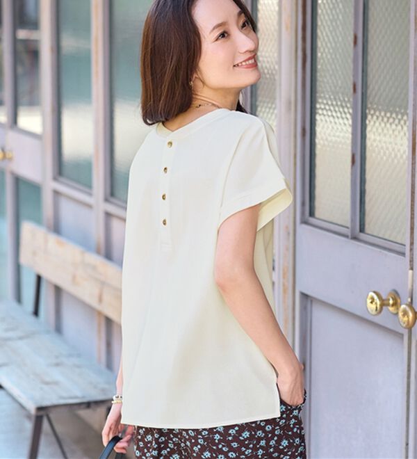 Viola e Viola（ヴィオラ エ ヴィオラ）の「さらさらＥＡＳＹ　前後２ＷＡＹヘンリーネックＴブラウス（ブラウス）」｜オフホワイト