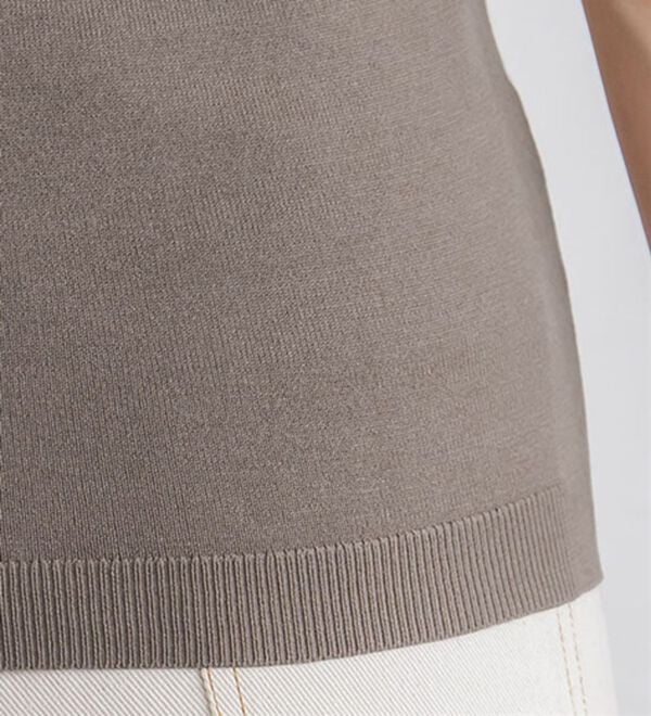 Pierrot（ピエロ）の「【洗濯機で洗える】ＯＮ／ＯＦＦシルクタッチノースリーブニット（ニット・セーター）」｜詳細画像