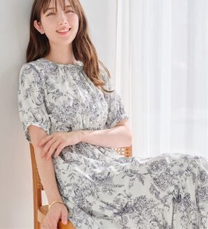 alotta（アロッタ）の「線画タッチ花柄ギャザー切替ワンピース（プリントワンピース）」｜グレー
