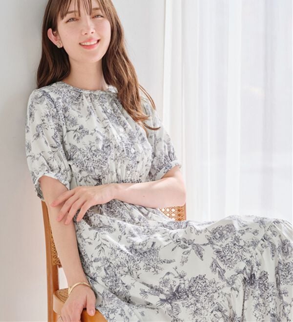 alotta（アロッタ）の「線画タッチ花柄ギャザー切替ワンピース（プリントワンピース）」｜グレー