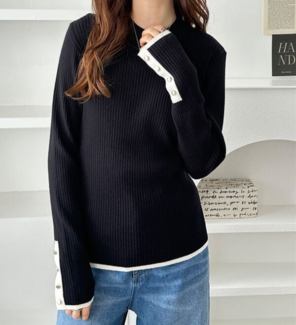 GeeRA（ジーラ）の「袖口ボタン配色ハイネックリブニット（ニット・セーター）」｜詳細画像