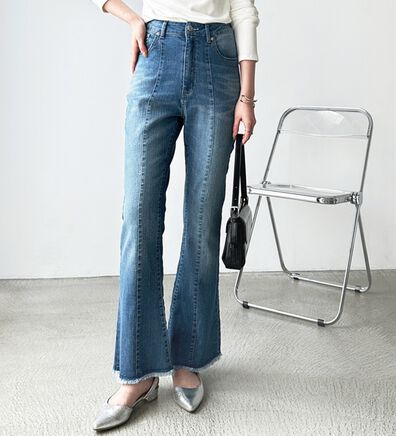 GeeRA（ジーラ）の「センターシームフレアデニムパンツ（フルレングスパンツ）」