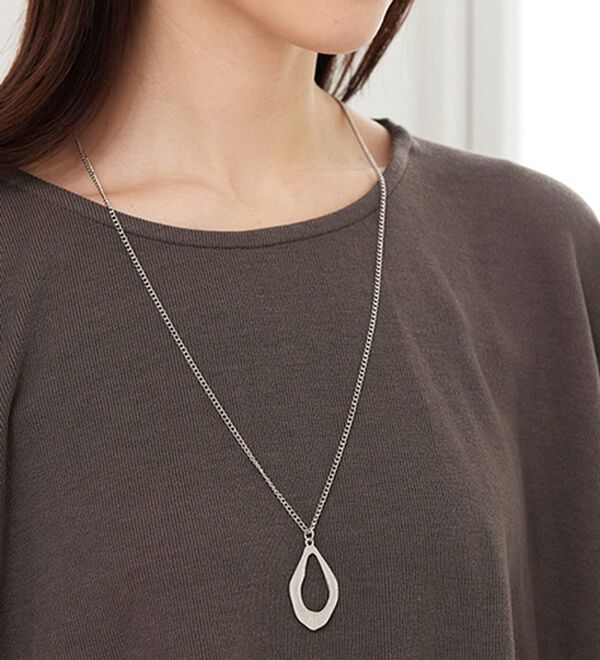 BELLUNA（ベルーナ）の「【新色追加】【2点セット】ネックレス付裾タックデザインプルオーバー（カットソー）」｜詳細画像