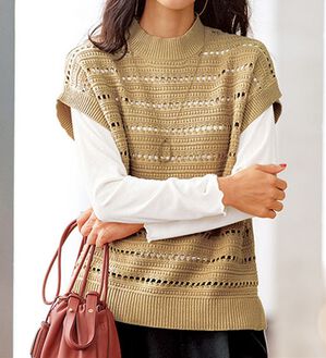 BELLUNA（ベルーナ）の「透かし編ハイネックゆったりニットベスト（ベスト）」｜モカ