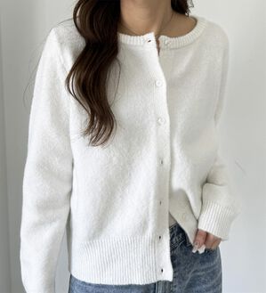 GeeRA（ジーラ）の「ニットクルーネックカーディガン（ニットカーディガン）」｜ホワイト