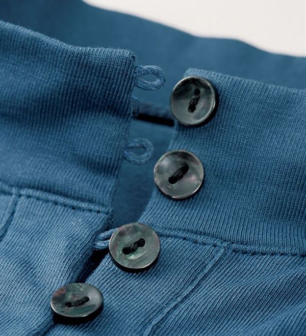 BELLUNA（ベルーナ）の「汗染み対策！綿１００％多ボタンハイネックＴシャツ（カットソー）」｜詳細画像