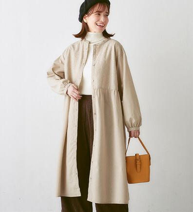 Viola e Viola（ヴィオラ エ ヴィオラ）の「パッと華やぐ繊細刺しゅうの大人シャツワンピース（シャツワンピース）」