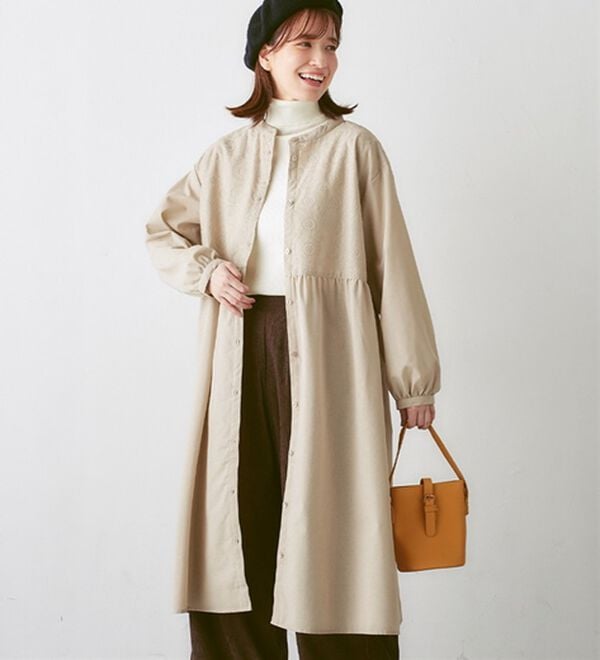 Viola e Viola（ヴィオラ エ ヴィオラ）の「パッと華やぐ繊細刺しゅうの大人シャツワンピース（シャツワンピース）」｜グレージュ