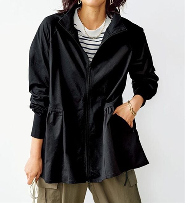 BELLUNA（ベルーナ）の「紫外線を快適にブロック！ギャザー切替ラッシュガードジャケット（パーカー）」｜黒