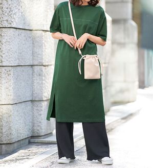 BELLUNA（ベルーナ）の「ひんやり綿１００％スリットワンピース＆ポコポコパンツ（カットソーワンピース）」｜グリーン／黒