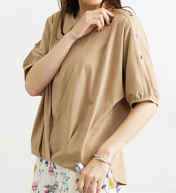 BELLUNA（ベルーナ）の「肩ボタンデザイン裾タックプルオーバー（カットソー）」｜詳細画像