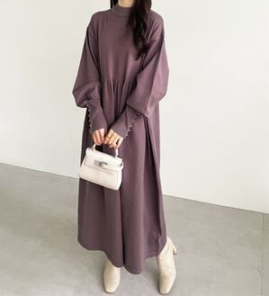 GeeRA（ジーラ）の「フィット＆フレアーニットワンピース（ニットワンピース）」｜モカ