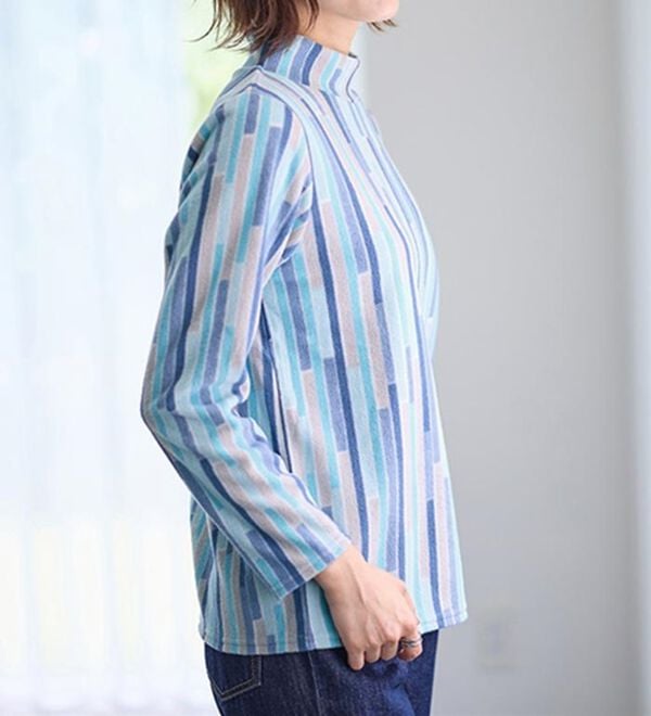 LAVIENNE（ラヴィエンヌ）の「【薄いのに暖かい】薄手ストレッチフリースのプリントハイネック長袖（ニット・セーター）」｜詳細画像