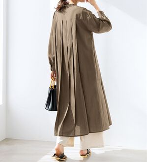 BELLUNA（ベルーナ）の「綿１００％バックプリーツワンピース（シャツ）」｜モカ