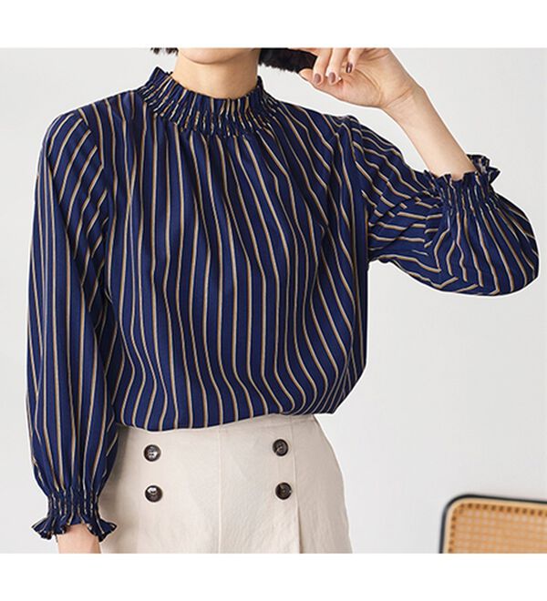 BELLUNA（ベルーナ）の「衿＆袖シャーリング使いブラウス（ブラウス）」｜ネイビー系ストライプ