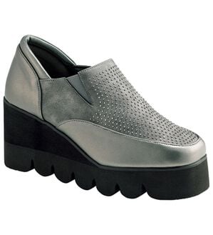 BELLUNA（ベルーナ）の「４Ｅビジュー使いキャタピラーシューズ（スリッポン）」｜ガンメタリック