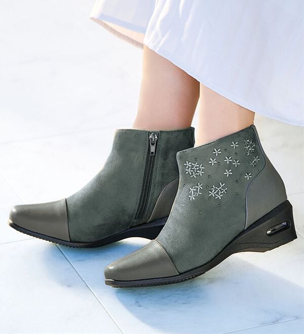 BELLUNA（ベルーナ）の「４Ｅ花刺しゅうエレガントショートブーツ（ブーツ）」｜詳細画像