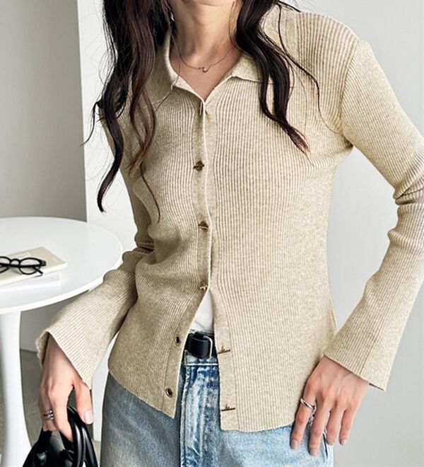 GeeRA（ジーラ）の「ゴールドボタンポロ衿リブニットトップス（ニットカーディガン）」｜詳細画像