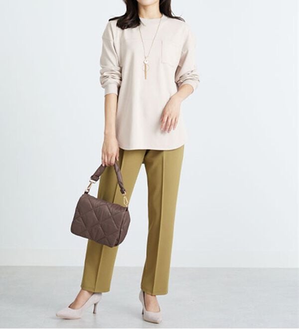 BELLUNA（ベルーナ）の「吸湿発熱ポンチ素材ポケット付プルオーバー（カットソー）」｜詳細画像