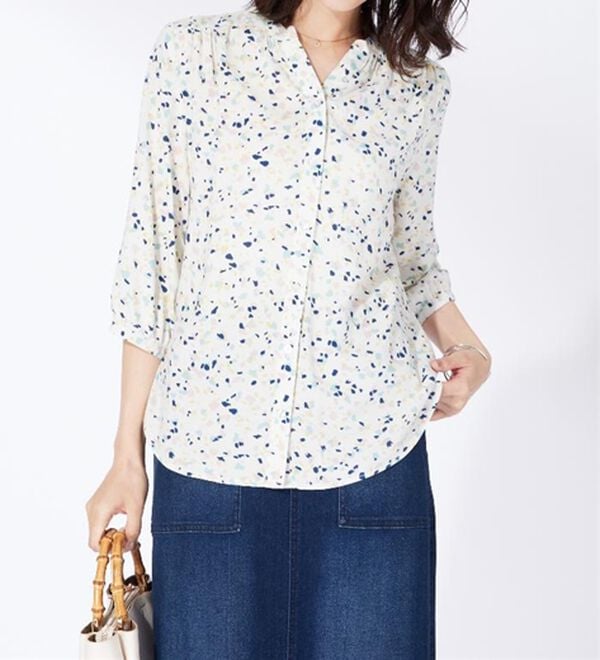 BELLUNA（ベルーナ）の「レーヨン素材ギャザー使いプリントブラウス（ブラウス）」｜詳細画像