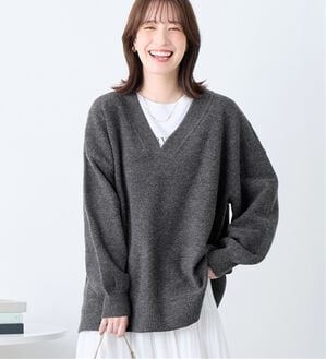 Viola e Viola（ヴィオラ エ ヴィオラ）の「【洗えるもちもち】首回りすっきり見せＶネックニット（ニット・セーター）」｜チャコール