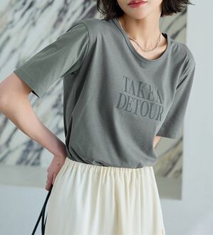 BELLUNA（ベルーナ）の「綿１００％プリントＴシャツ（Tシャツ）」｜チャコール(ロゴ)