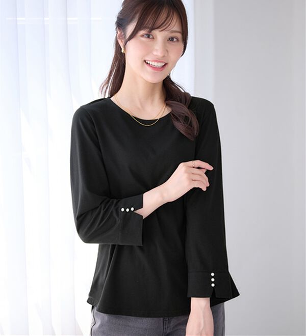 alotta（アロッタ）の「【選べる袖丈】柔らか綿混素材パール調ボタンＴシャツ（カットソー）」｜ブラック　8分袖