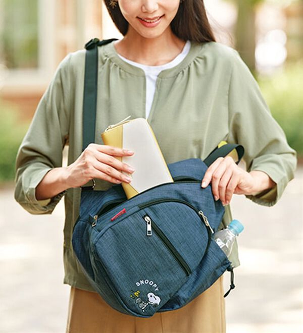 スヌーピー＞クルっと前にラクに取り出せるボディバッグ - ベルーナ