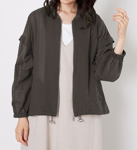 カリテ／フォーマルにも！とろみ生地 ノーカラーブルゾンジャケット グレージュ フォーマルにも！春夏秋とろみ生地 ノーカラーブルゾンジャケット