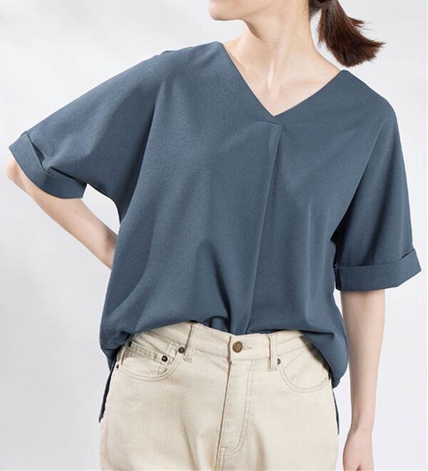 Viola e Viola（ヴィオラ エ ヴィオラ）の「【４つの機能付】ひんやり！すっきりＶネックＴシャツブラウス（カットソー）」｜詳細画像