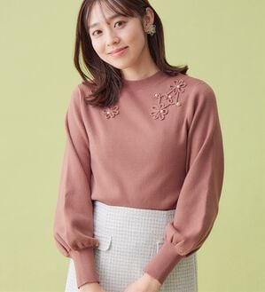 alotta（アロッタ）の「フラワーモチーフパフ袖ニット（ニット・セーター）」｜スモーキーピンク