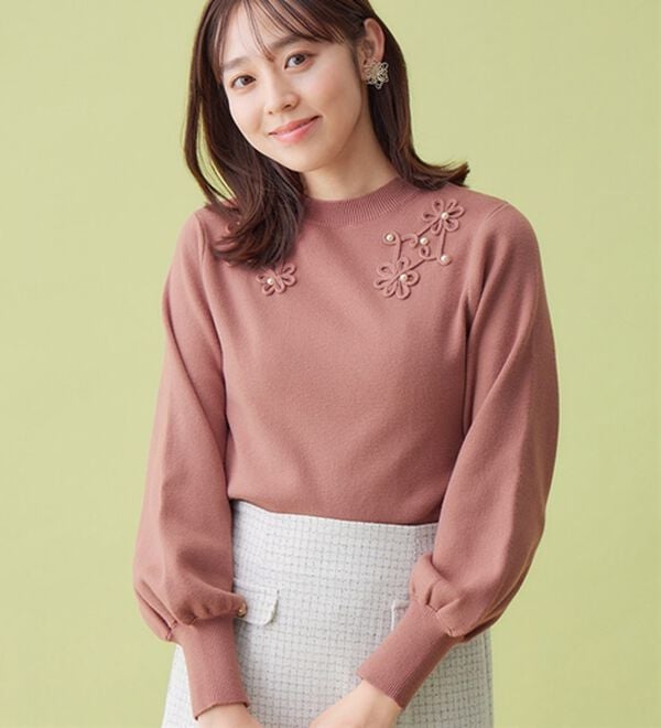 alotta（アロッタ）の「フラワーモチーフパフ袖ニット（ニット・セーター）」｜スモーキーピンク