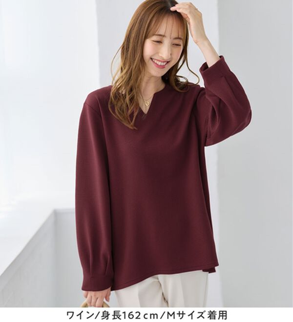 alotta（アロッタ）の「【シワになりにくい】エンボス裏起毛キーネックゆるトップス（カットソー）」｜詳細画像