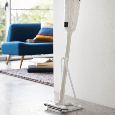 iellio（イエリオ）の「タワー　スティッククリーナースタンド　＜ｔｏｗｅｒ　山崎実業＞（掃除用品）」