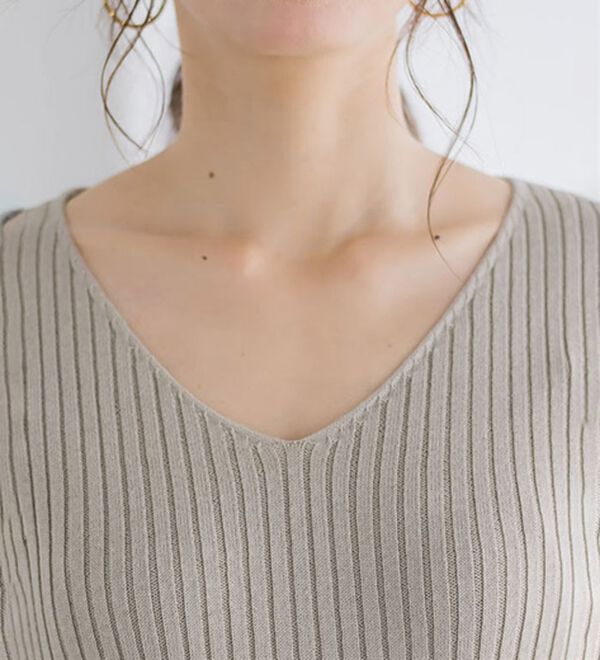 Pierrot（ピエロ）の「【選べるネック】華奢見え綿混リブニット（ニット・セーター）」｜詳細画像