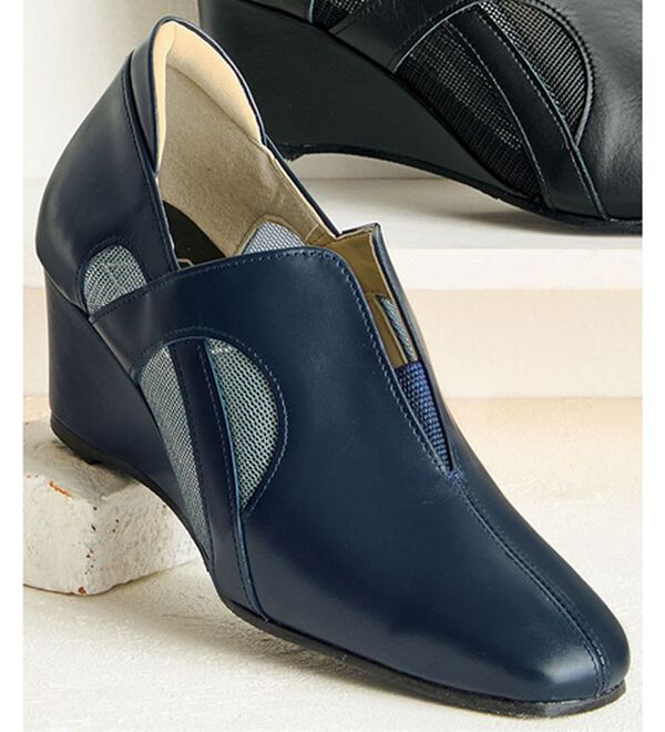 BELLUNA（ベルーナ）の「４Ｅ牛革エレガントラインシューズ（パンプス）」｜ネイビー