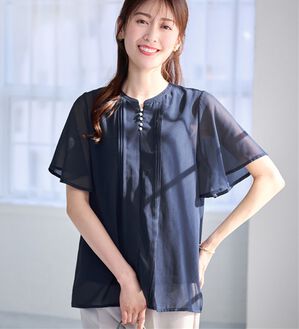 alotta（アロッタ）の「ピンタックパールボタンデザインブラウス（ブラウス）」｜ネイビー