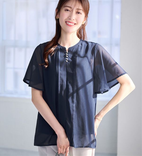 alotta（アロッタ）の「ピンタックパールボタンデザインブラウス（ブラウス）」｜ネイビー