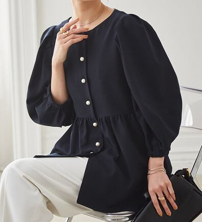 RANAN（ラナン）の「【RANAN 新定番スーツシリーズ】洗える！パールボタンペプラムブラウス（ブラウス）」