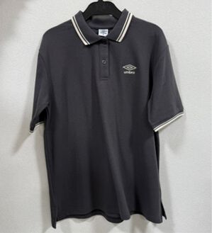 alotta（アロッタ）の「【アンブロ】　配色デザインポロシャツ（ポロシャツ）」｜チャコール